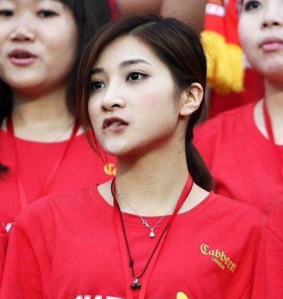 华夏裔男生立刻赞同的说道：就是人民内部矛盾。